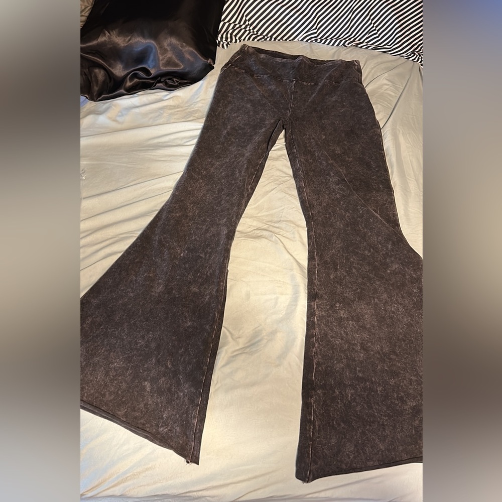 NWT unicorn tribe mineral wash dream flare legging size 2x ( color is charcoal)